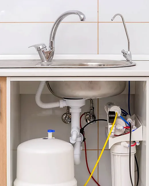 Instalación de sistema de ósmosis inversa en cocina