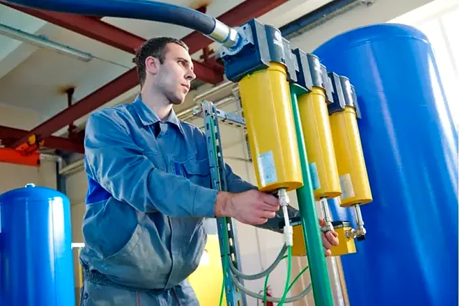 Técnico revisando un sistema de purificación industrial