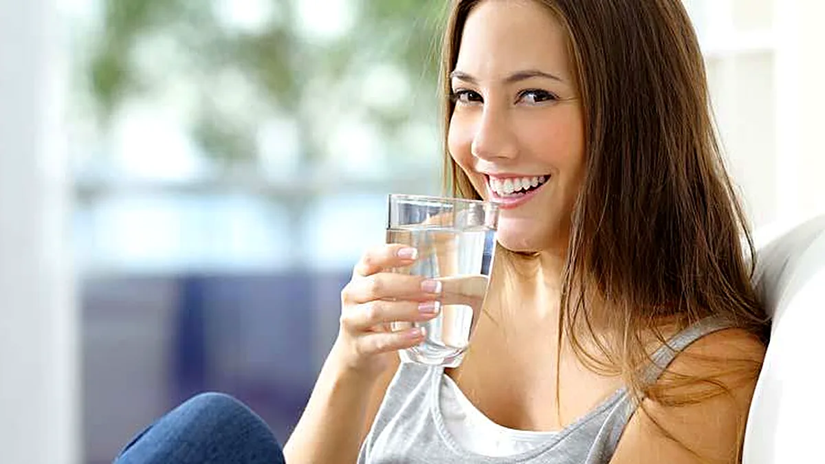 Mujer bebiendo un vaso de agua