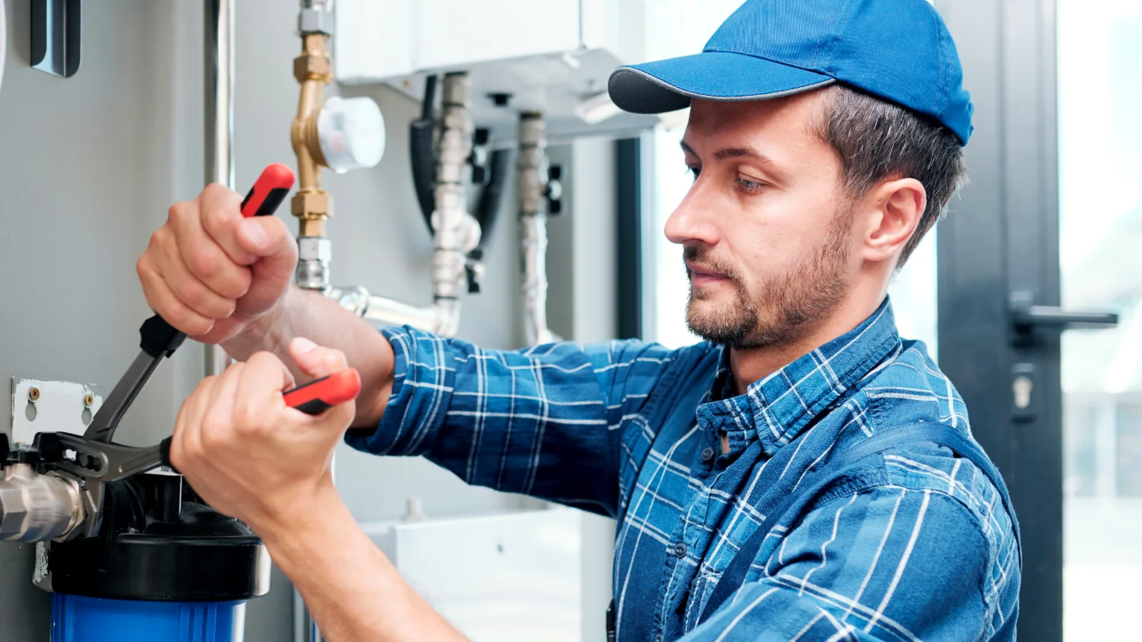Técnico reparando un sistema de filtración de agua